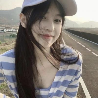 伊塞克湖的猩红色罂粟花